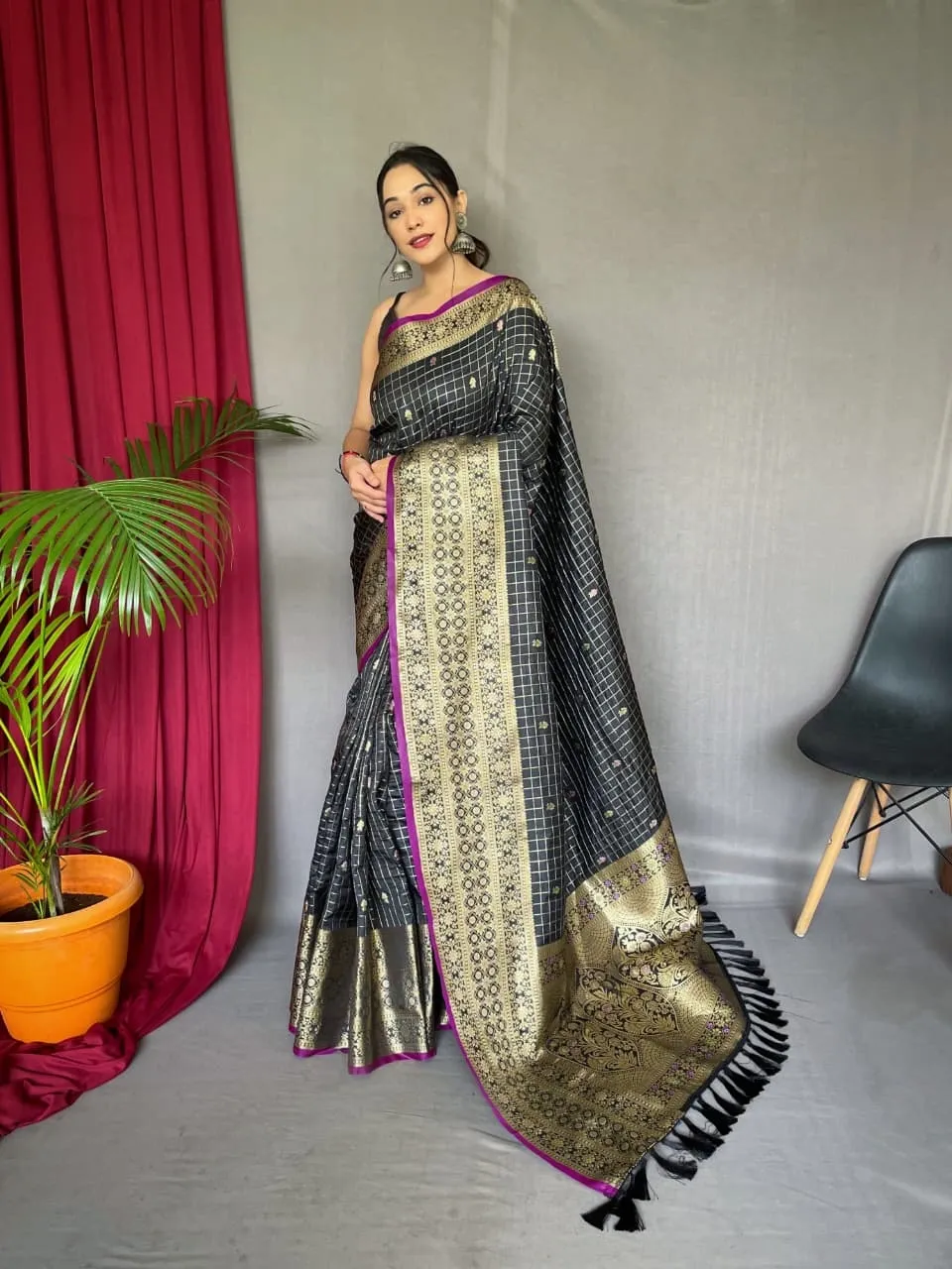 Checks Antique Weaving Handloom with Heavy Gold Big Jacquard Border and Meena Motifs Saree